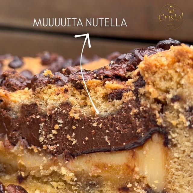 Fatia da Torta Cookies Ninho com Nutella, com camada de chocolate e cookie crocante