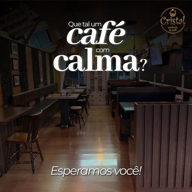 Salão da Cristal com mesas e bancos de madeira escura e o convite "Que tal um café com calma? Esperamos você!"