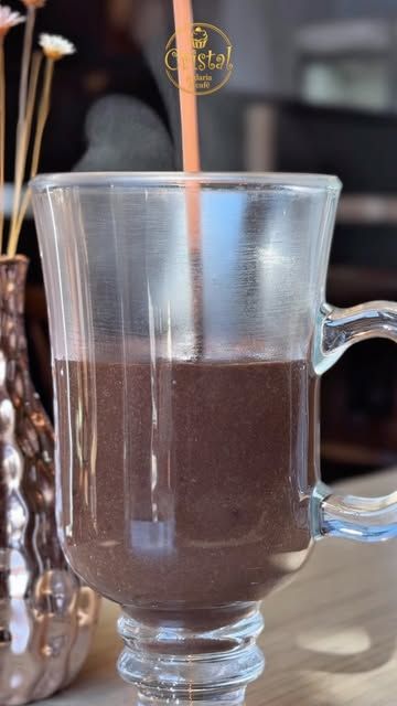 Caneca de vidro com chocolate quente cremoso